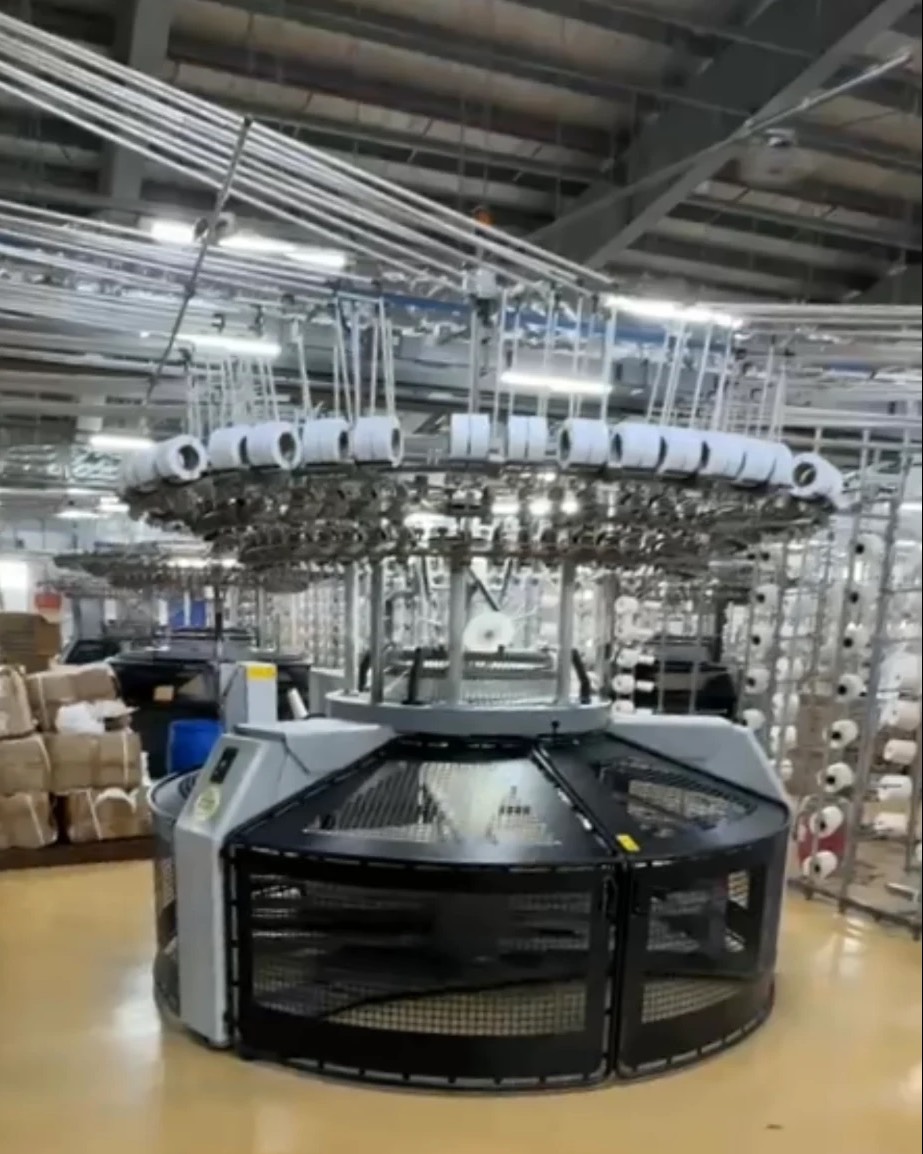 Rundstrickmaschine mit Garnspulen in der Strickerei