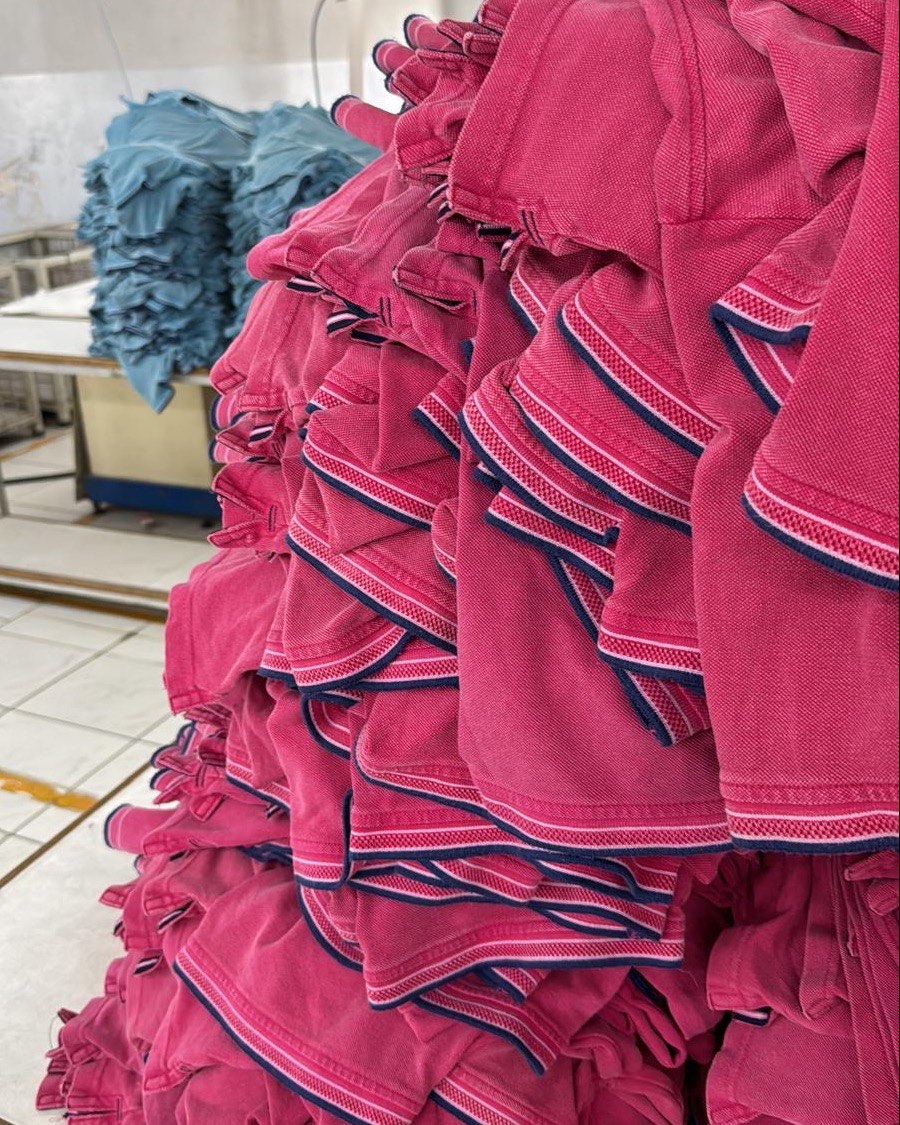 Fertige Poloshirts in der Produktion