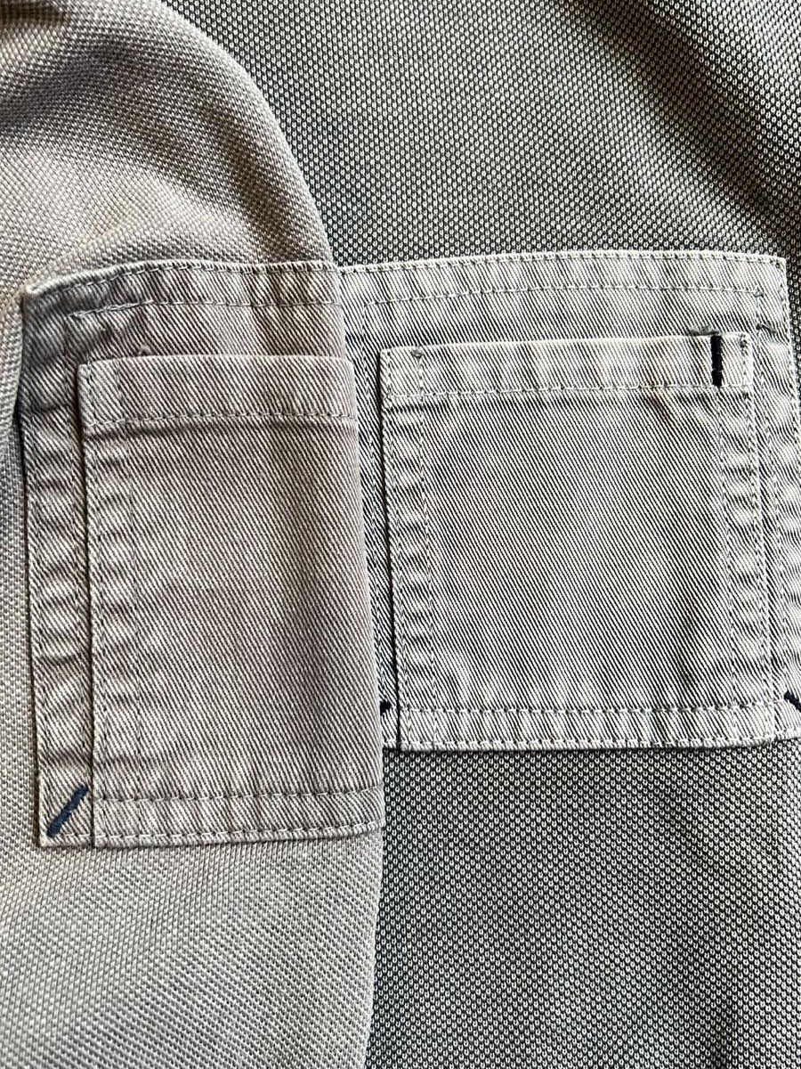 Aufgesetzte Canvas-Taschen auf grauem Piqué