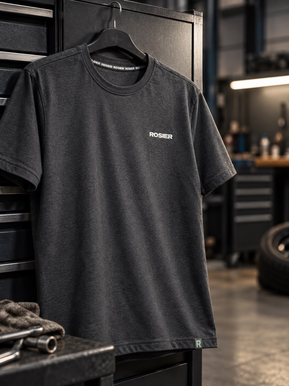 Rosier-T-Shirt mit bedrucktem Nackenband auf dem Bügel