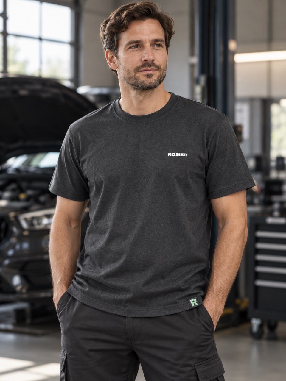 T-Shirt in Anthrazitmelange mit Rosier-Schriftzug, getragen in der Werkstatt