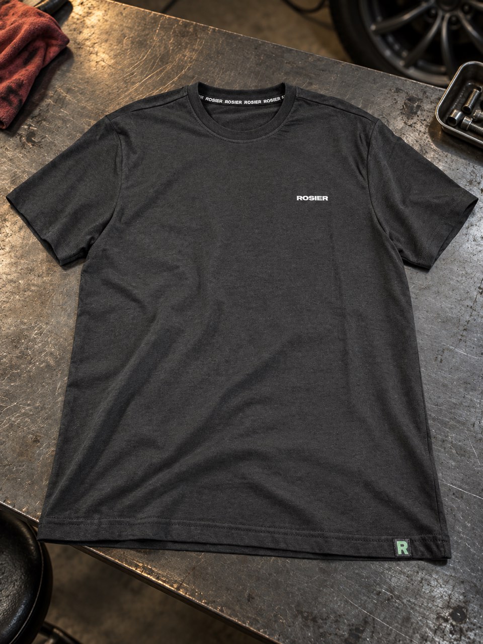 Rosier-T-Shirt liegend auf einer Werkbank