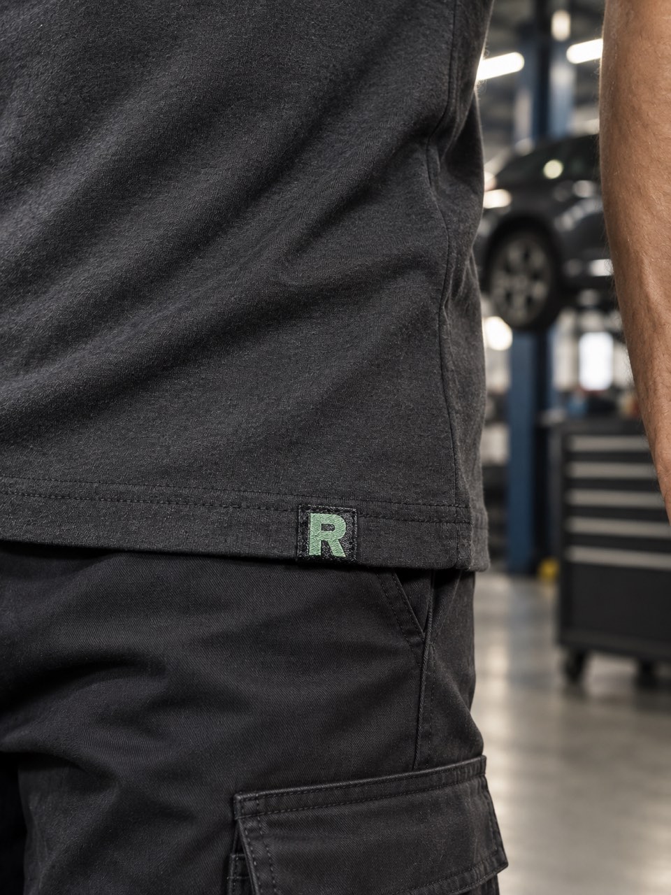Gewebtes Etikett mit R am Saum eines T-Shirts