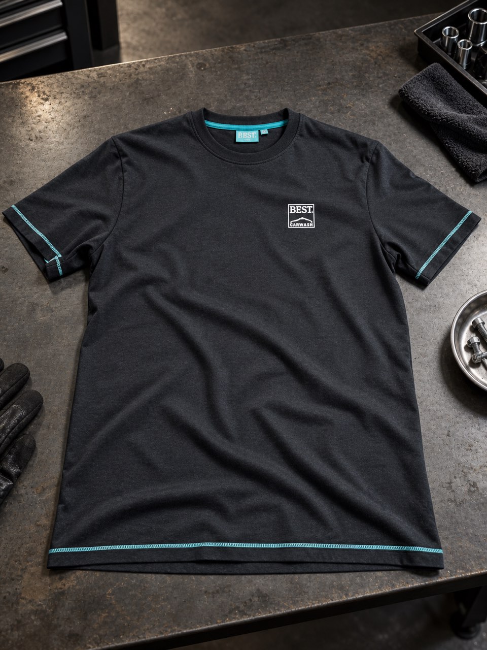 T-Shirt mit Best-Carwash-Logo auf einer Werkbank