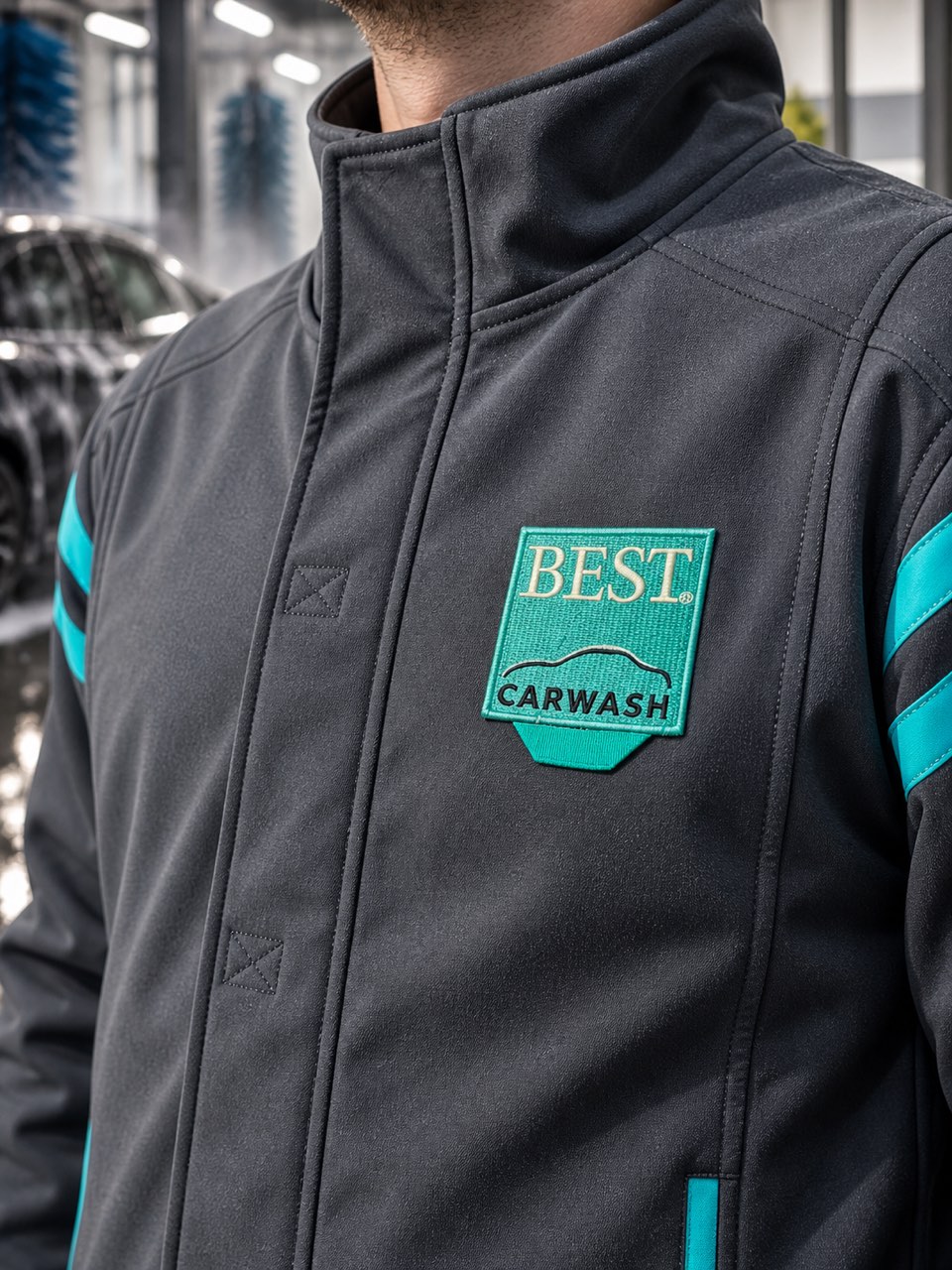 Gestickter Best-Carwash-Patch auf der Softshelljacke in Nahaufnahme